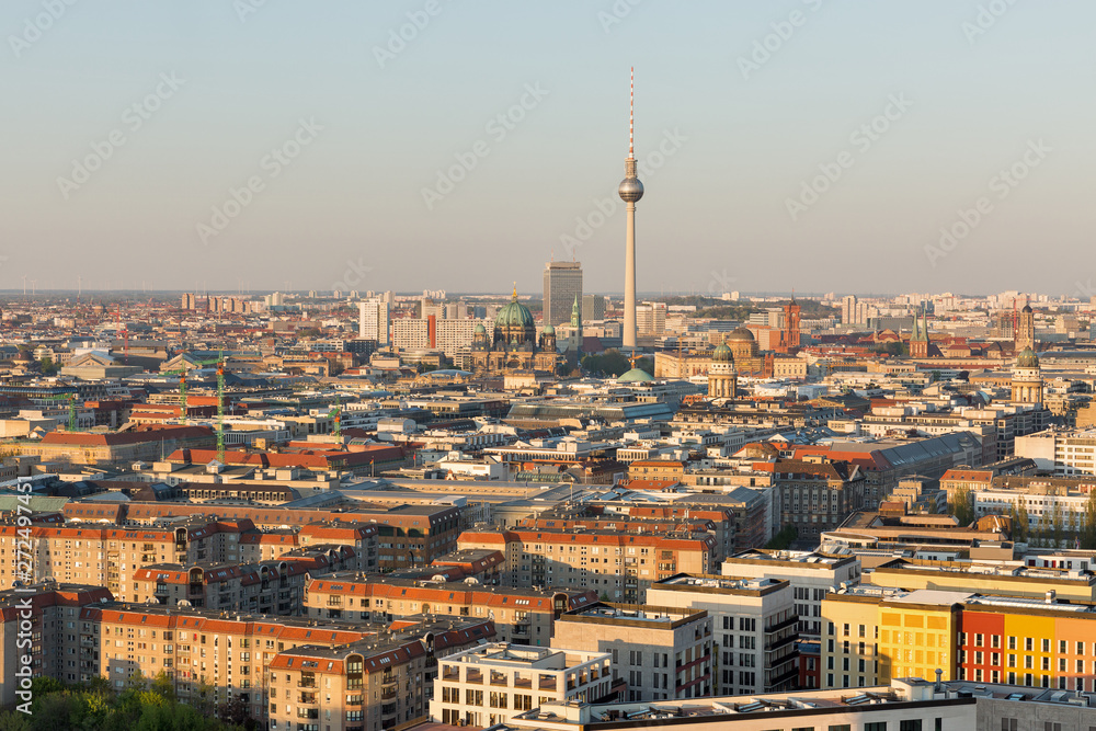 Naklejka premium Berlin wieczorem antenowe gród, Niemcy.
