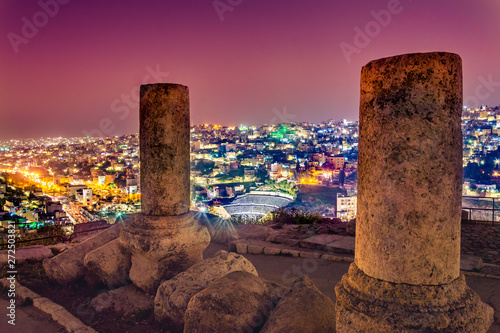 Fotografía View of the Roman Theater and the city of Amman, Jordan