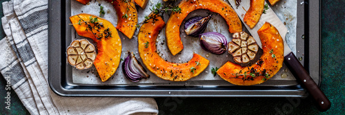 Fotografie Roasted Squash Slices with Red Onions
