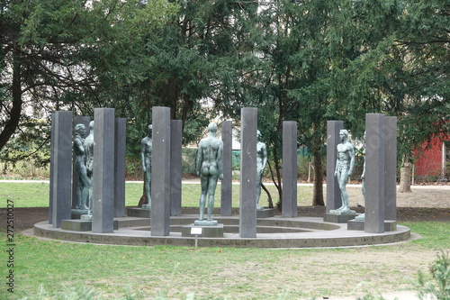 Ring der Statuen im Rothschildpark in Frankfurt photo
