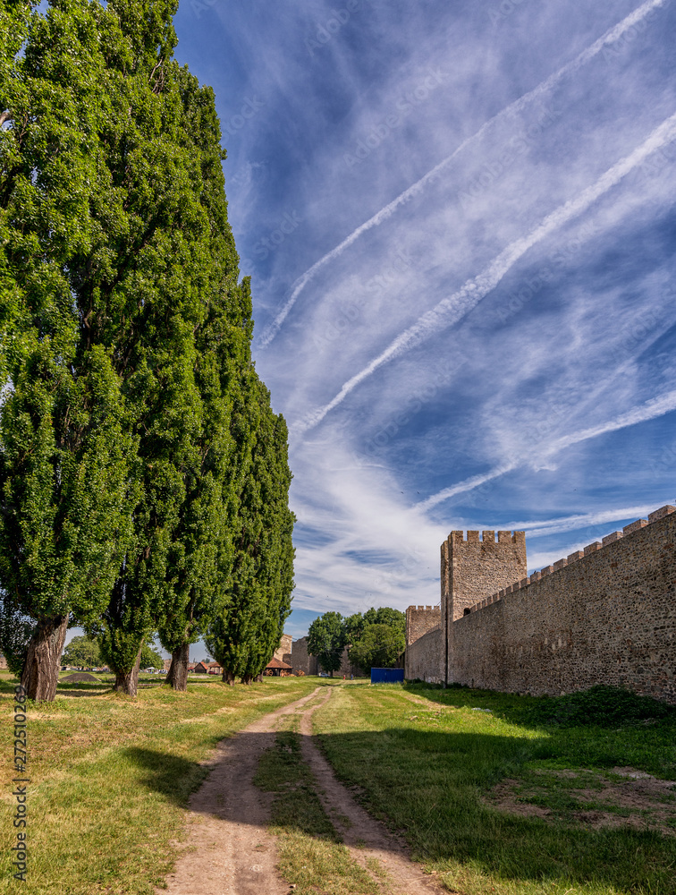 Φωτογραφία Smederevo Fortress, a medieval fortified city in Smederevo, Serbia, which was temporary capital of Serbia in the Middle Ages