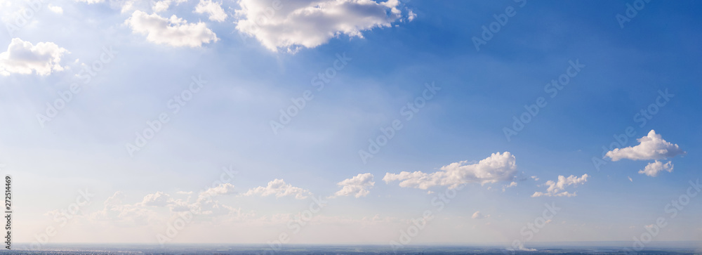 Obraz premium blue sky background with white clouds. skyline panorama