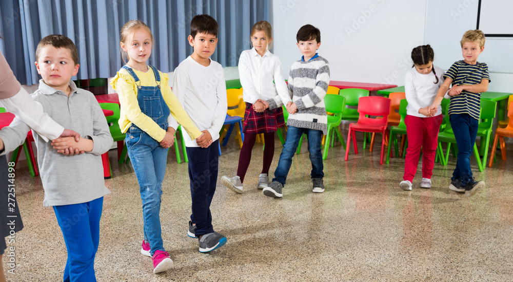 Obraz premium School kids learning to dance with teacher