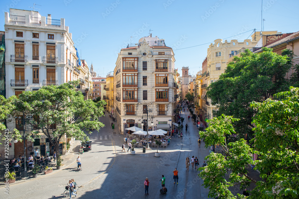 Obraz premium Aerial view of the Valencia old town on a sunny day