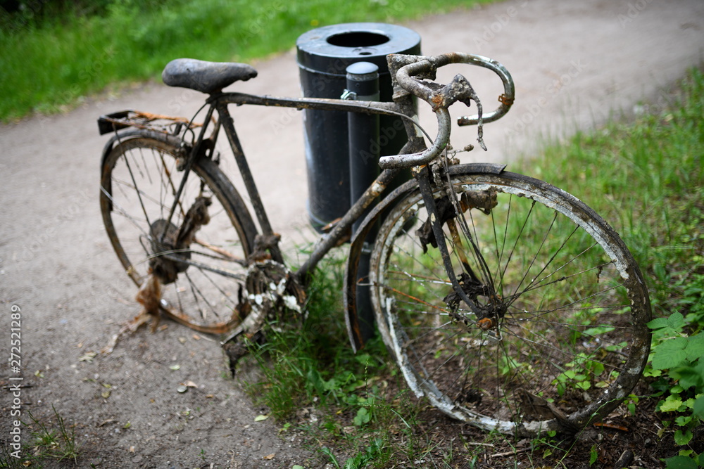 Sehr altes, stillgelegtes Fahrrad am Radweg Rand Antriebslos. Mobilitätswende in der Sackgasse