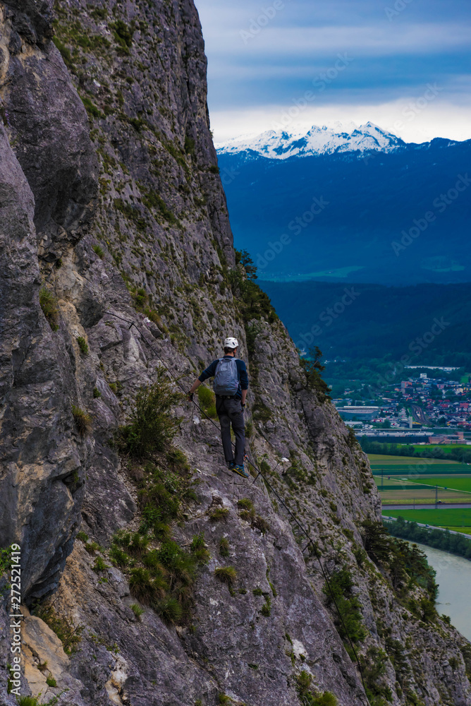 Kletterer am Klettersteig Martinswand bei Innsbruck