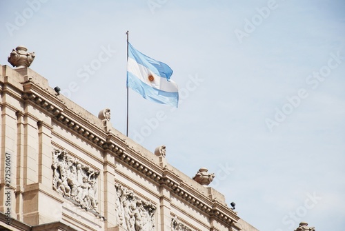 Bandera de Argentina sobre Teatro Colón, Buenos Aires. photo