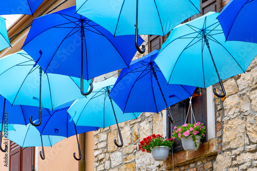 Altstadt  Schirme   ber der Einkaufsstrasse in Novigrad  Istrien  Kroatien