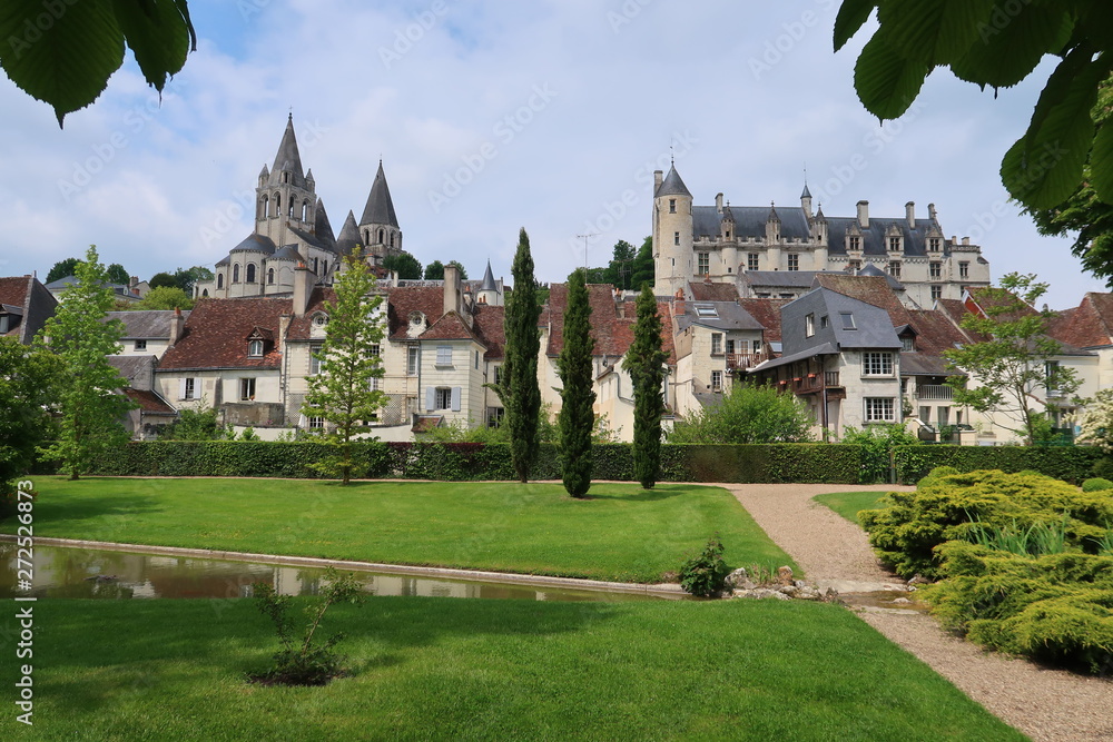 Loches, logis royal du château et collégiale Saint-Ours vus depuis un jardin public (France)