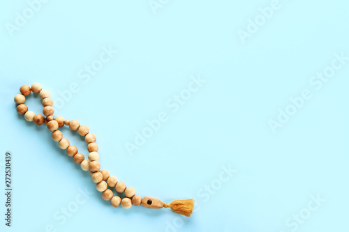 Canvas Print Muslim beads on color background