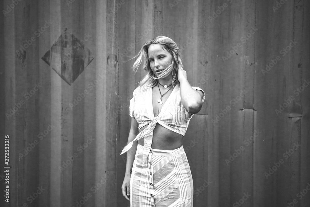 Obraz premium Blonde Model Showing Midriff in a Croptop 
