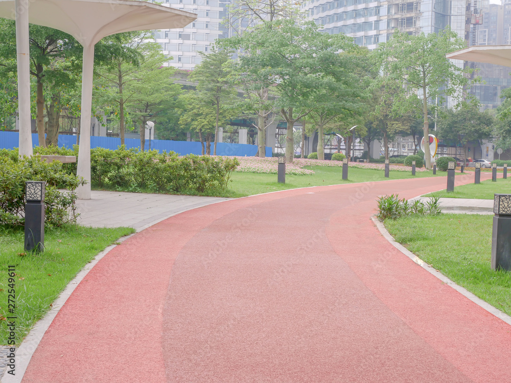 Obraz premium Road in the park with arrows