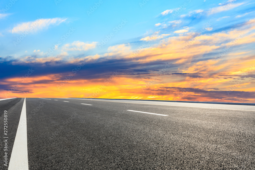 Naklejka premium Asphalt road and sunset sky