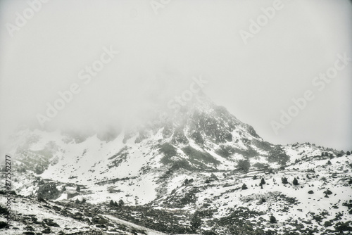 Montagne enneigée sous la brume