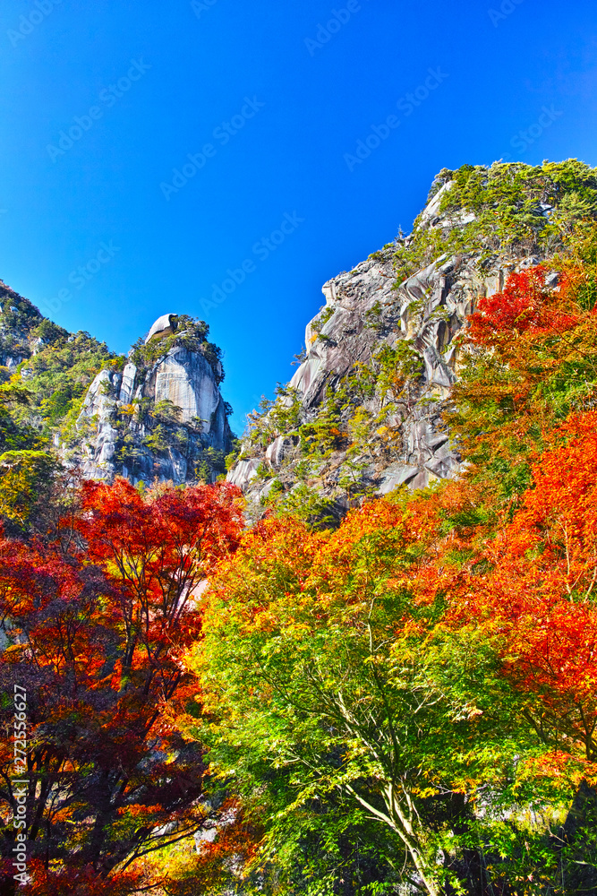 紅葉シーズンの山梨 甲府市にある昇仙峡の景観 Stock Photo Adobe Stock 紅葉シーズンの山梨 甲府市にある昇仙峡の景観 Stock Photo Adobe Stock