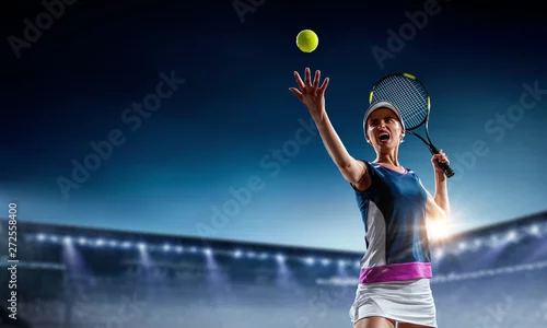 Obraz Młoda kobieta, grać w tenisa w akcji. Różne środki przekazu