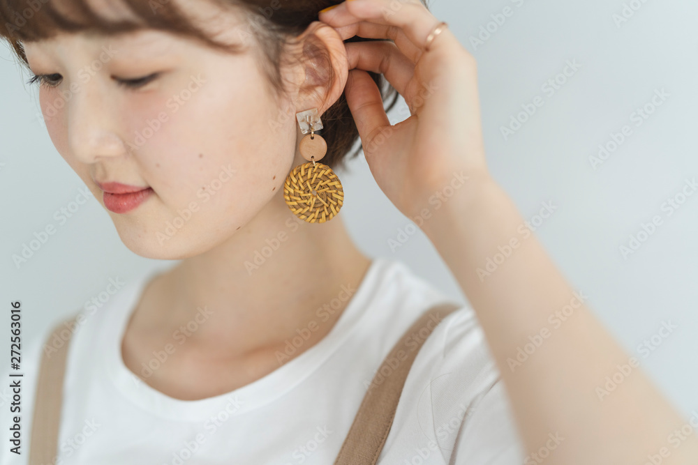 女性の耳元stock Photo Adobe Stock 女性の耳元stock Photo Adobe Stock