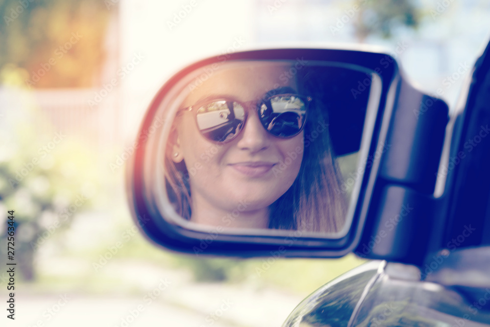 Eine junge Frau mit Sonnebrille sitzt im Auto Eine junge Frau mit Sonnebrille sitzt im Auto