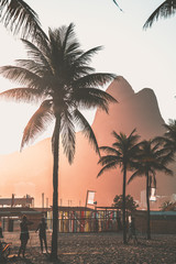 Ingelijste posters Meloenkleur Zonsondergang boven Rio de Janeiro  © fredchimelli