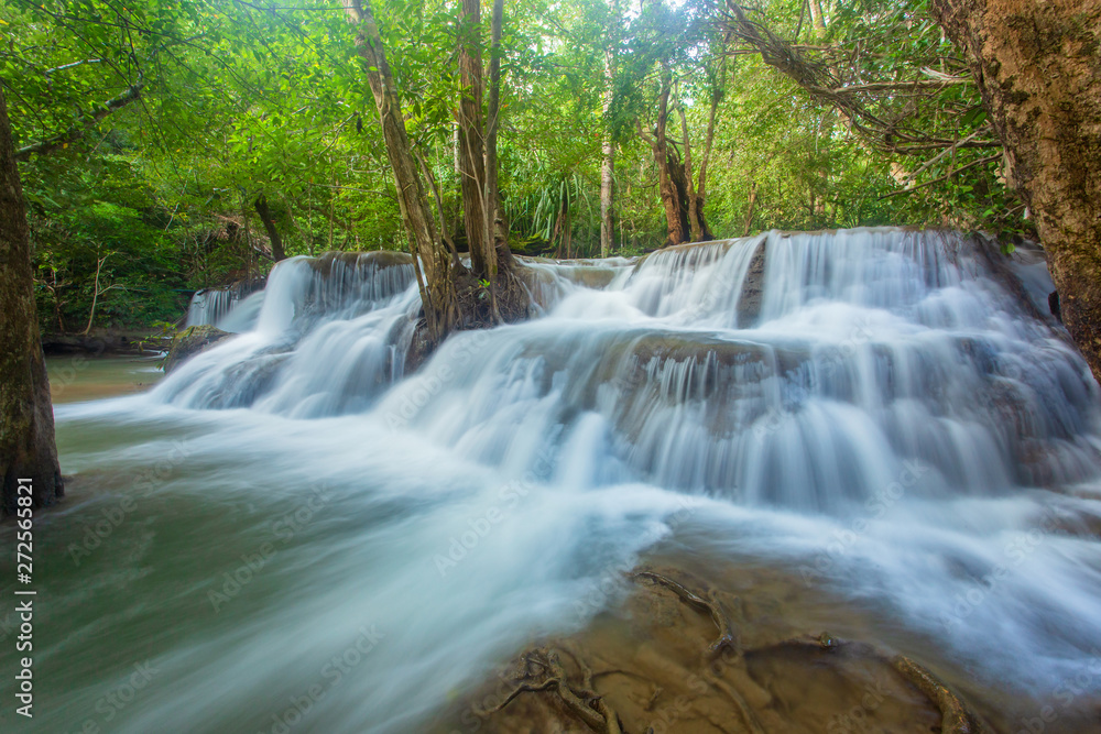 Fototapeta premium Wodospad Huai Mae Khamin, Kanchanaburi, Tajlandia