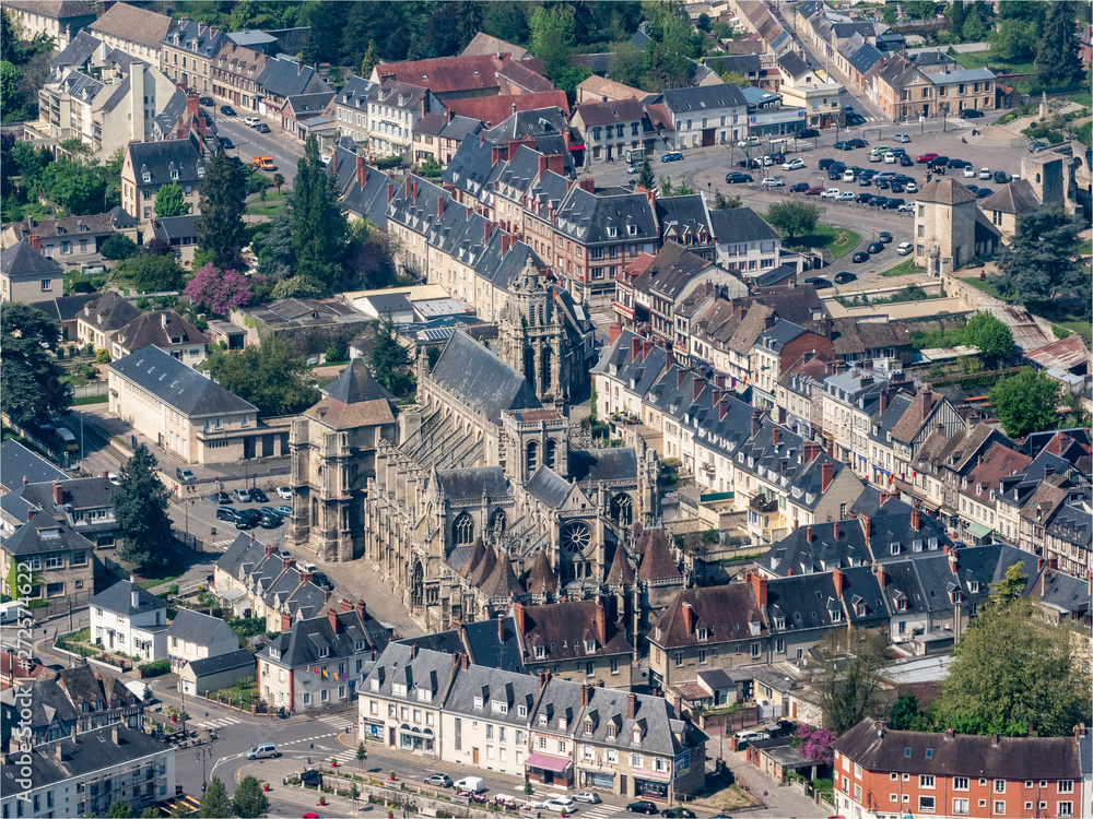 vue aérienne du centre et de la cathédrale de Gisors dans l'Oise en France