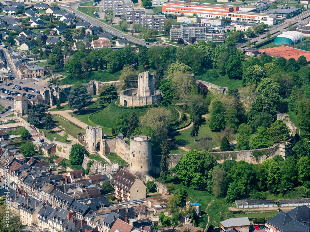 vue aérienne du château de Gisors dans l'Oise en France