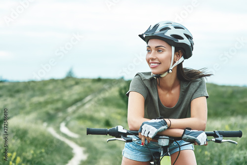 Fototapeta Naklejka Na Ścianę i Meble -  Mountain biking - woman with fatbike enjoys summer vacation. Close up