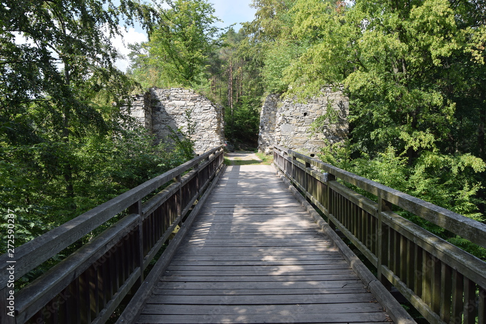Mittelalterliche Brücke im Wald