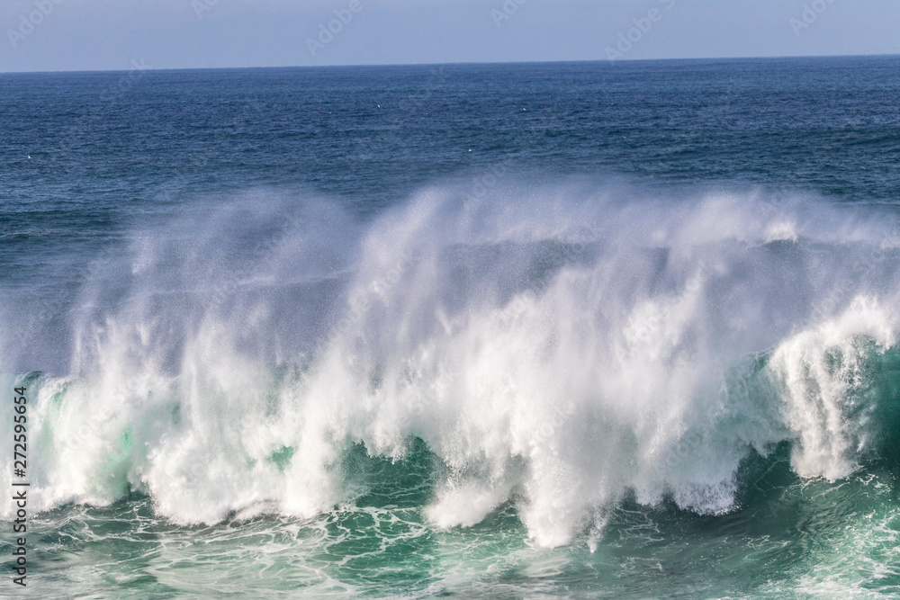 Fototapeta premium waves crashing on the beach