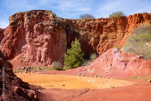 Fotografie Abandoned open-pit bauxite mine with lake near Spinazzola - Apulia, Italy