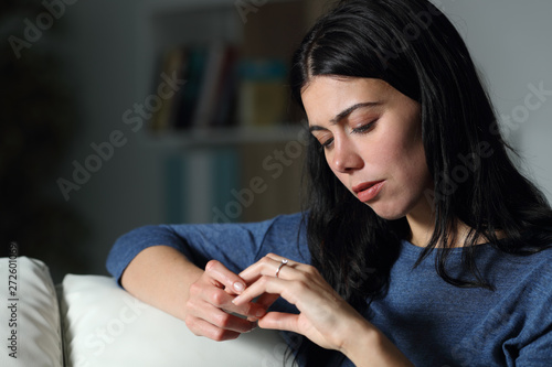 Foto Confused woman looking at engagement ring