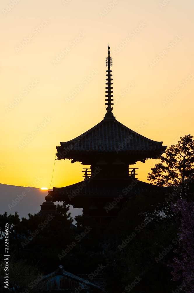 朝日が昇り始めた奈良の寺の塔