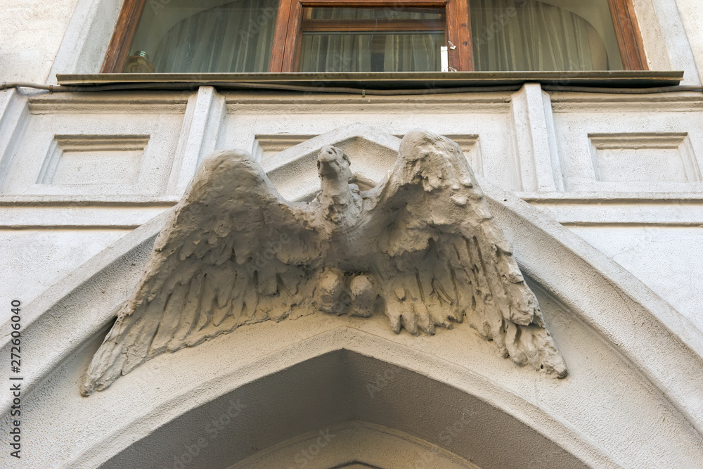 Φωτογραφία MOSCOW - OCTOBER 27, 2018: High relief of an eagle above the entrance of the former apartment building of V