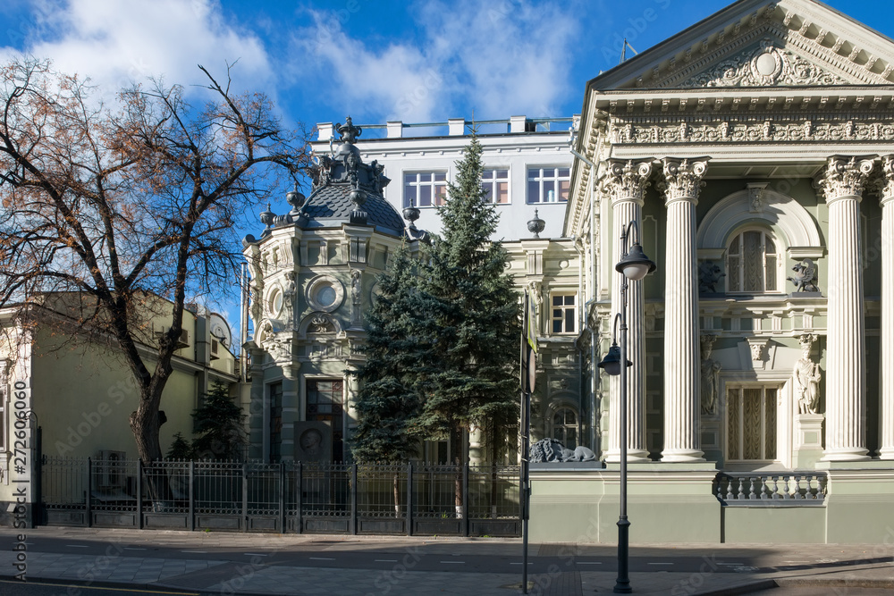 Φωτογραφία MOSCOW - OCTOBER 27, 2018: Von Reck Manor (also known as the Reck Mansion, “House with Lions”) is a building on Pyatnitskaya Street