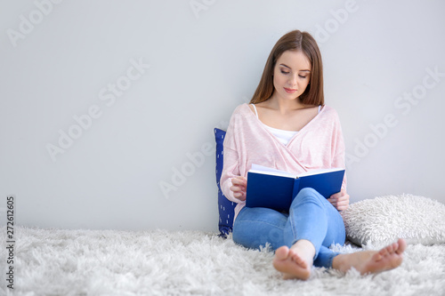Beautiful young woman readi...