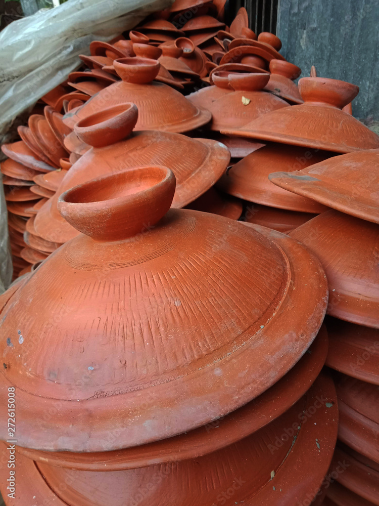 Storing for best time to sell the pottery items in pottery village