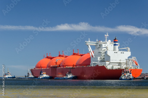 TANKER AND A SWARM OF TUGBOATS - A giant ship moored to the gas terminal in Swinoujscie