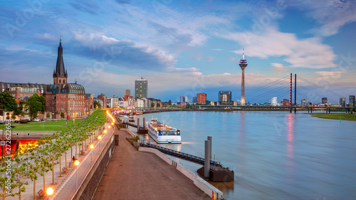 Obraz na płótnie Dusseldorf, Germany. Panoramic cityscape image of riverside Düsseldorf, Germany with Rhine river during sunset. w salonie
