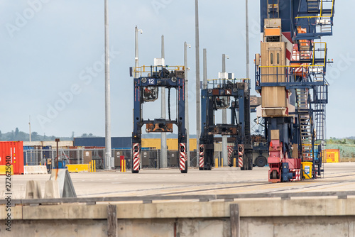 Tableau sur toile straddle carrier lining up containers at port botany