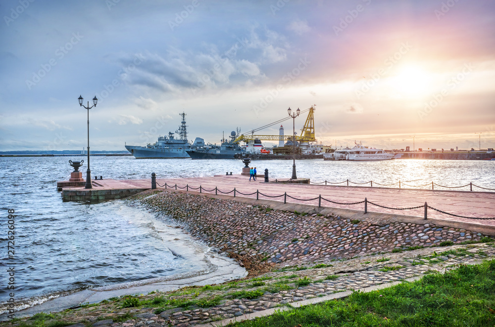 Fototapeta premium Причал Кронштадта ships at the pier in Kronstadt