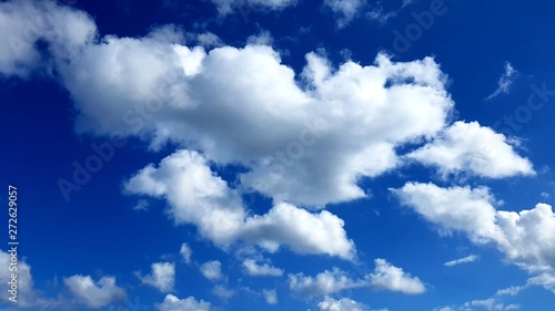 Fototapeta Naklejka Na Ścianę i Meble -  heart-shaped cloud