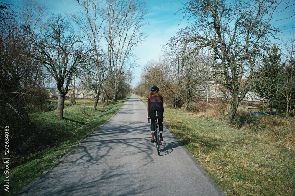 Obraz premium Spring ride to sandpit lake and floodplain forests alongside river Morava