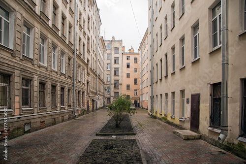 Fototapeta Naklejka Na Ścianę i Meble -  courtyard  in the historical part of Saint Petersburg city.