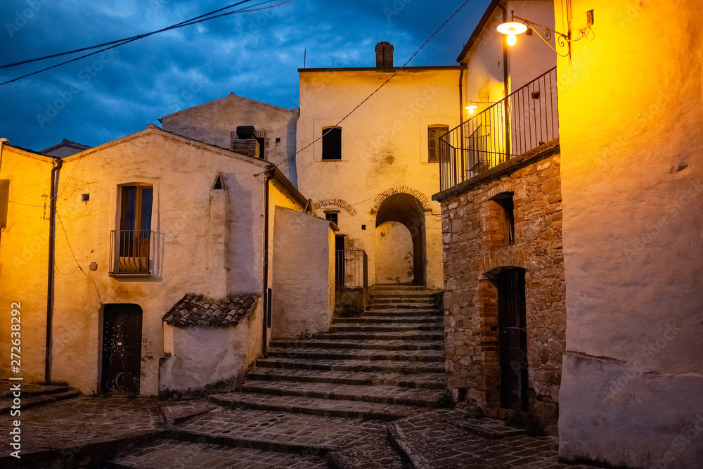 Obraz premium Old town of Aliano at night. Matera province, Italy