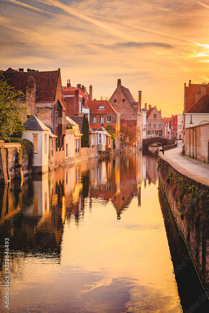 Naklejka premium Historyczne miasto Brugge o wschodzie słońca, Flandria, Belgia