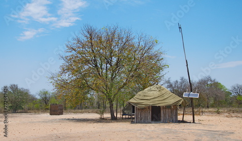 Tableau sur toile Hütte mit Solarmodul in Mosambik