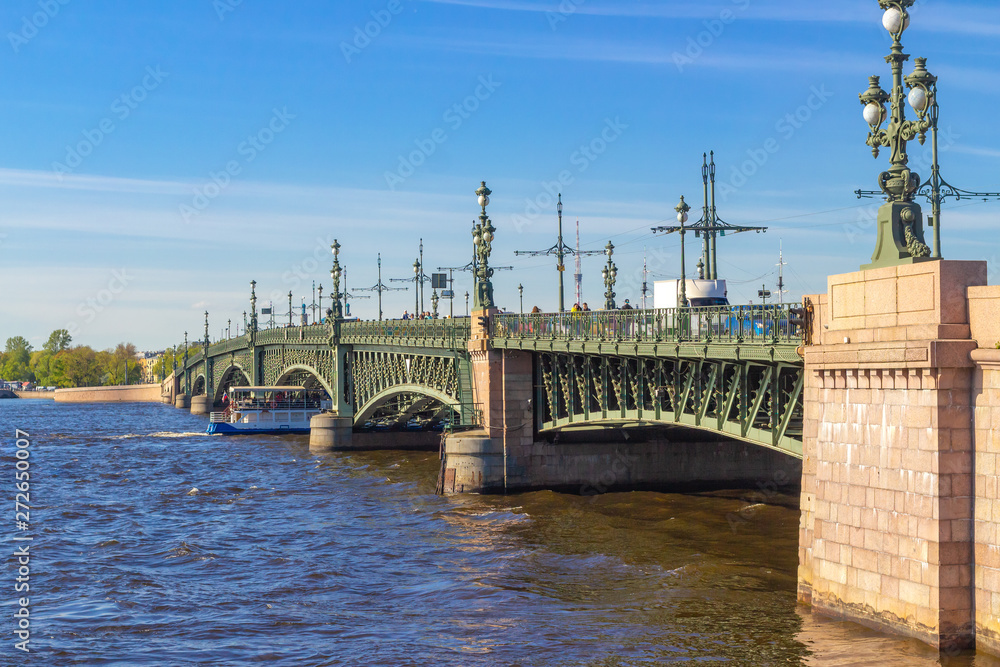 Naklejka premium Trinity bridge on the Neva river