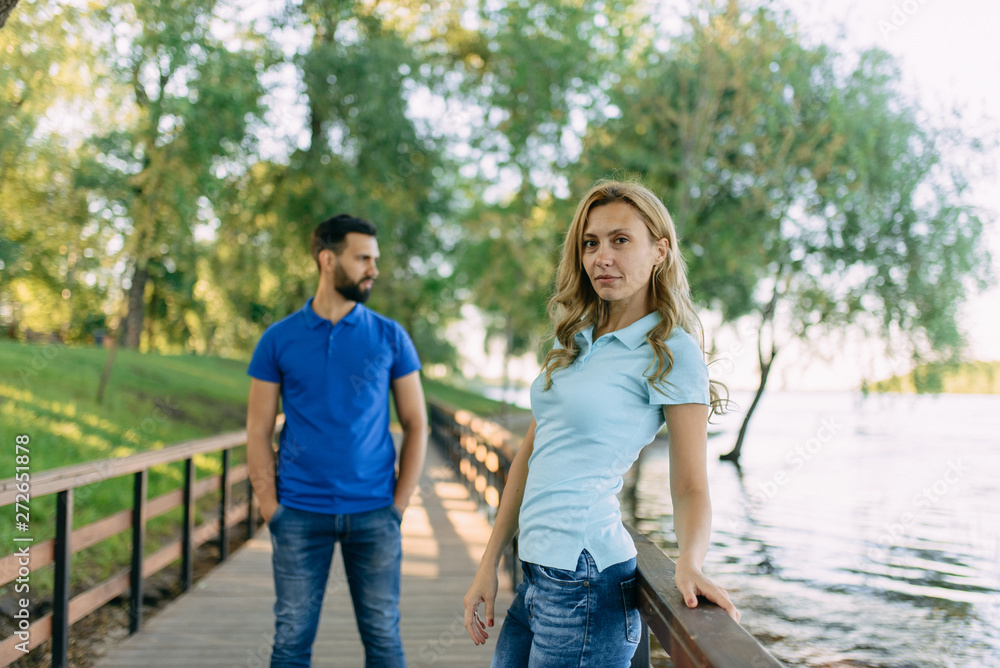 Obraz premium Loving couple on a date in the park