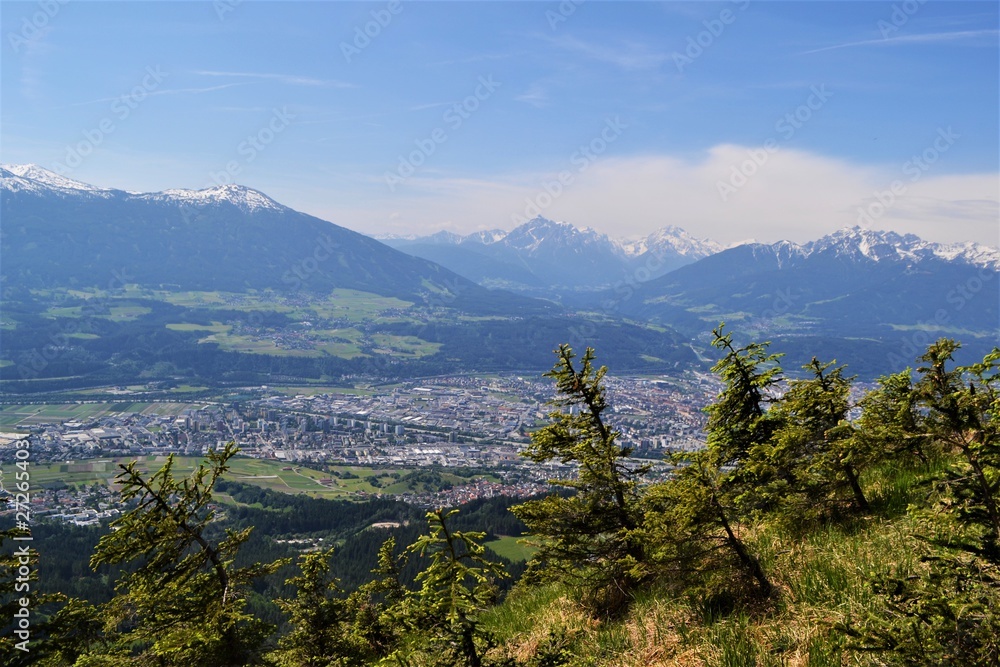Fototapeta premium Innsbruck und Berglandschaft