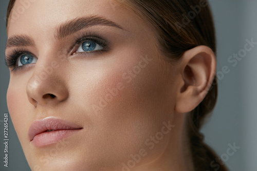 Fotografia Beauty makeup. Woman face with eyes and eyebrows make-up